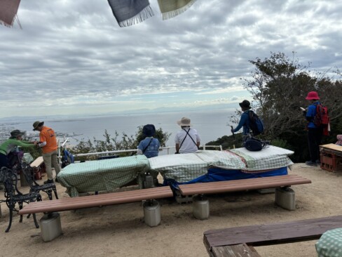 旗振山(標高252.6m)で休憩。町と海と山の景色をいっぺんに楽しめます。