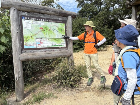 栂尾山(標高274m)到着。「ここが娘の家です」とAさん。「へえーーー」