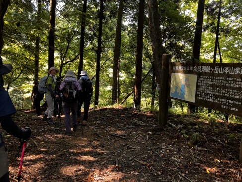 登山道はほぼ樹林帯の道で、陽がさえぎられて、快適に歩くことができました