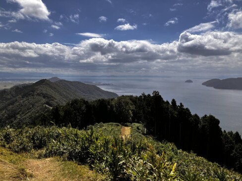 はるかに奥琵琶湖、竹生島を望む