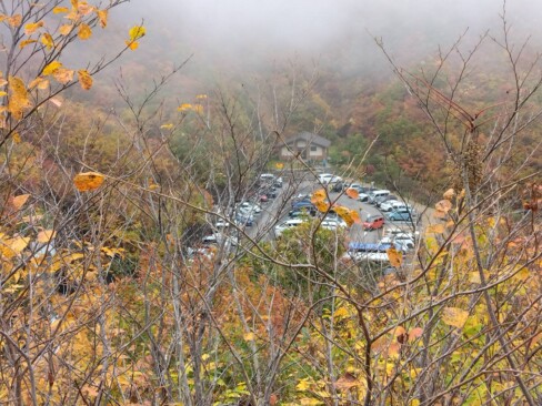 下山途中から眺めた三方岩駐車場