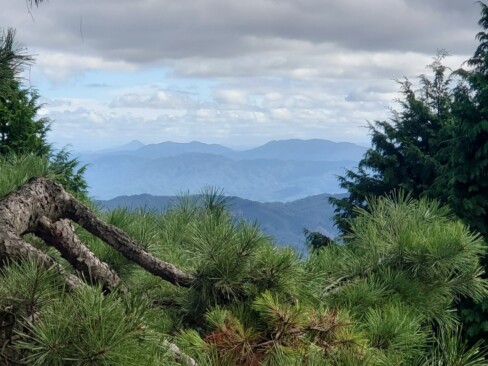 大江連峰や青葉山方面。