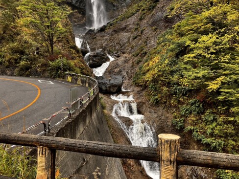 ホワイトロード中ほどにあるふくべの大滝。その落差は80m以上で迫力にあふれていました。