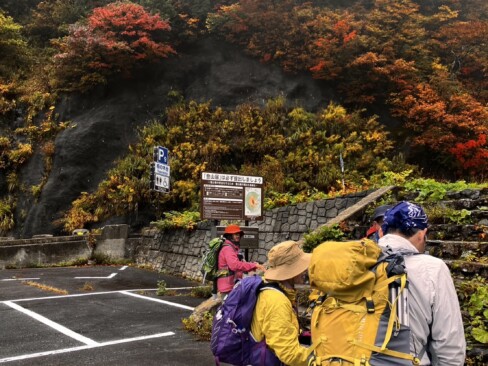 登山口があるホワイトロード、栂の木台駐車場