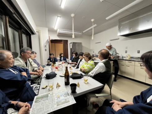 夕食後、談話室での懇親会。宿のオーナーも山の話や自作の歌も披露されて、和やかなひと時を過ごしました。