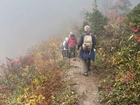 ガスにおおわれた稜線の登山道。前日の雨で地面はかなりぬかるんでいました。
