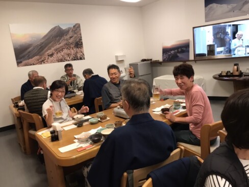 夕食の様子。手作りの滋味溢れる川魚や山菜料理の数々を堪能させて頂きました。