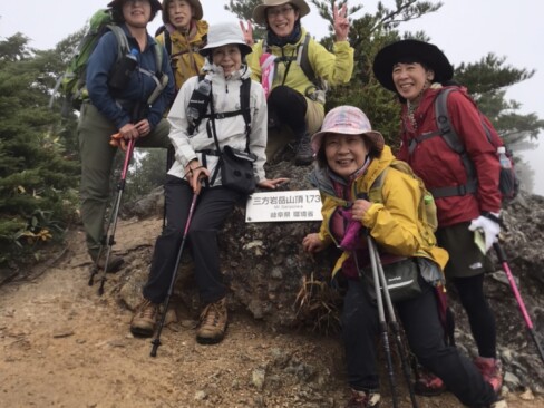 三方岩岳山頂にて。