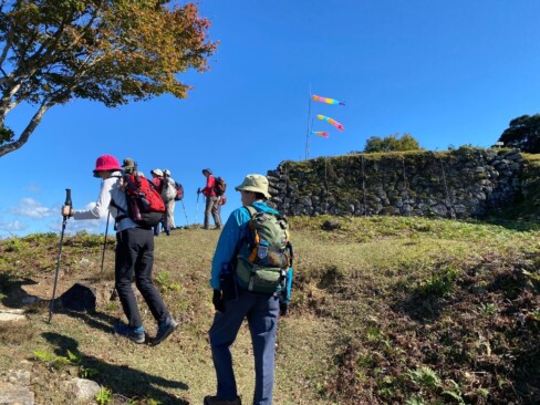 頂上の吹き流しが見えてきました。