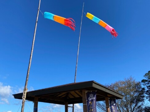 山頂のあずま屋に到着。広ーーーい山頂です。