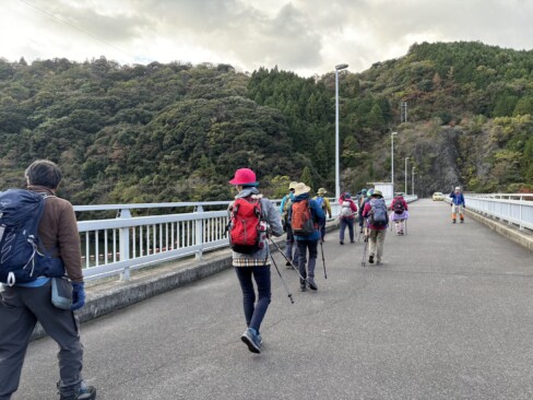 準備完了。ダムを越えて、登山口に向かいます。