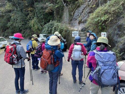 この階段から、裏参道を登ります。