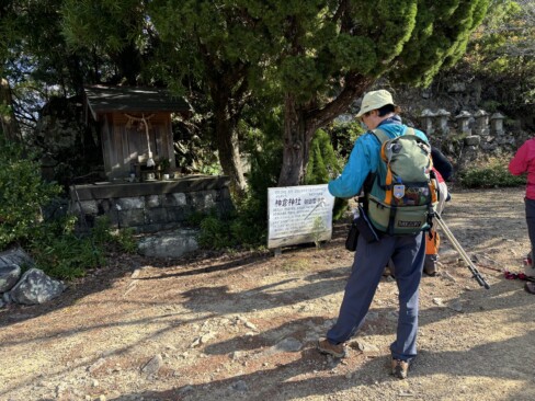 神倉神社で休憩。「ここに心の荷物を預けてすがすがしい心で参詣に向かった」と・・・