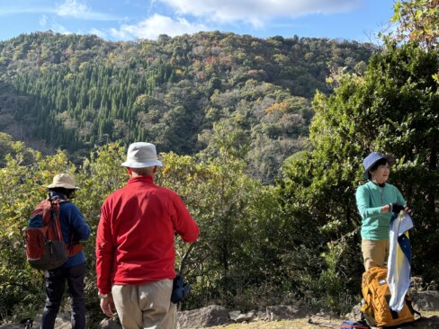 向かいの山の木々が紅葉しています。いいですねーーーー