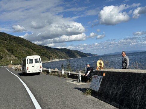 海をバックに会長とドライバーさん。