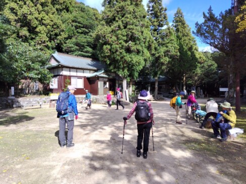 広い境内に大きな木。社叢林の「あかがし群落」は、兵庫県指定天然記念物に指定されています。
