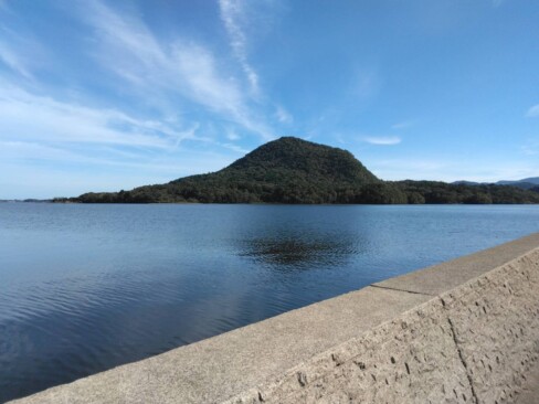 正面に甲山が迫力ある姿を見せています。