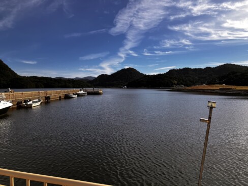 波止が設置され、多くの釣人で賑わっていました。