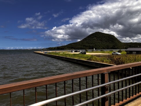 やや離れた所からの眺めで、公園、甲山、久美浜湾を一望しています。