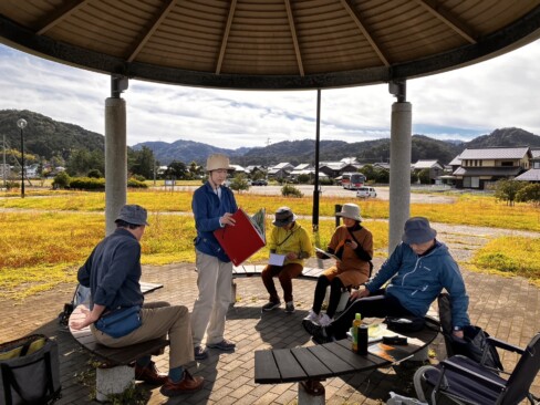 全員で作品発表会です。題材として選んだ場所、画材の工夫、苦心した点などなど。