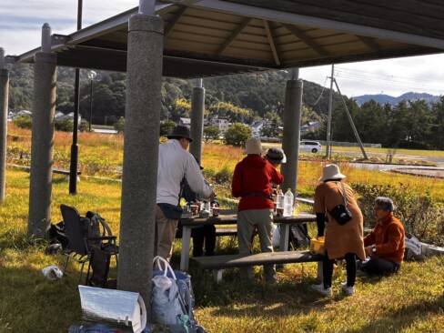スケッチも終り、ようやく昼食タイム。食後はおいしいコーヒーとスイーツでホッと一息。