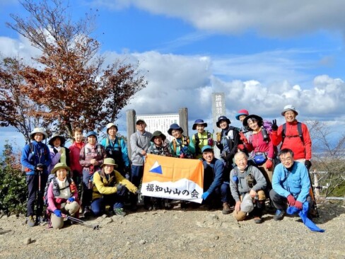 山頂で記念撮影。今日の参加は18名!!