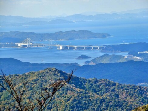 鳴門海峡大橋がくっきりと見えています。