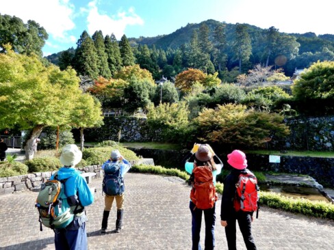 奥に見えるのが、今日登った有子山ですね。本日の例会も無事終了です。