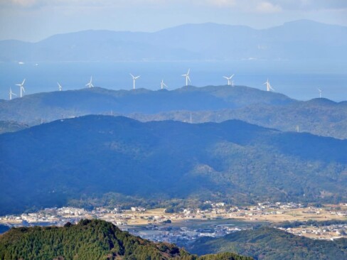 向かいの山の上にはたくさんの風力発電。