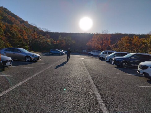 登山口には広い駐車場ときれいなトイレがあります。