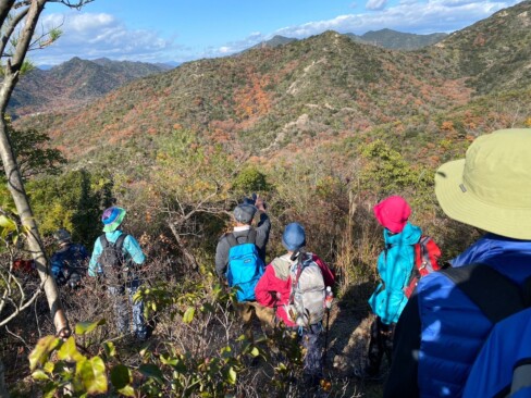 岩々の登山道が見えています。