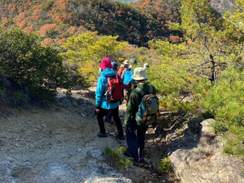 昭和池に向かって、鹿野コースで下山します。