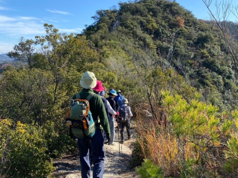 三草山の山頂が見えてきました。もう一息!!