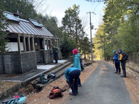 キャンプ場を抜けて、登山口付近へ移動。
