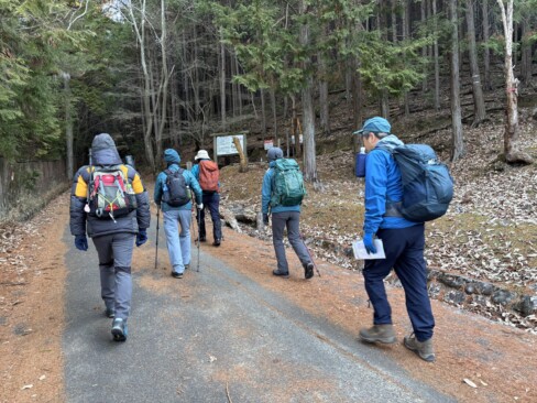 看板のあるほう、右に曲がると登山道になります。