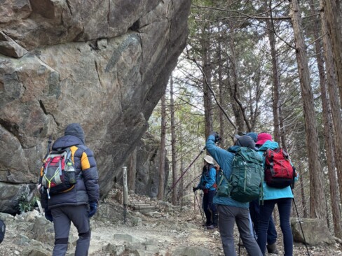 大きな岩に大日如来像が彫られています。どうやって彫ったのかなあ………