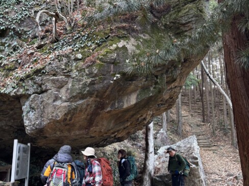 行者堂で休憩。この大きな岩、落ちたらどうしよう・・・
