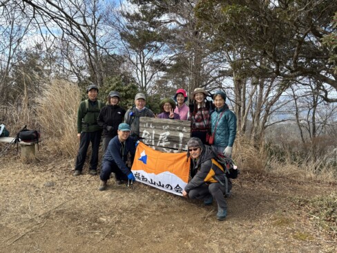 剣尾山山頂で記念撮影(^O^)/今日は、9名の参加です。