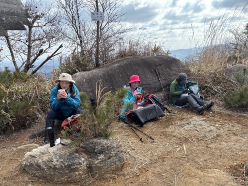 風が冷たいので、岩陰でお昼ご飯。