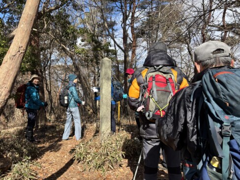 摂津と丹波の国堺の標柱。横に読んだら・・・「津波」・・・