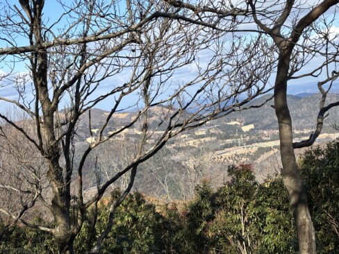 右手に、るり渓のゴルフ場や深山が見えています。意外と近い。