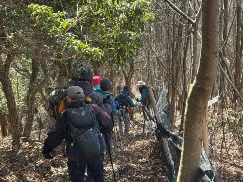 獣除けのネットに沿って下ります。ここは、急なのでご注意を!!