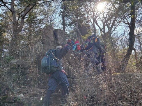 岩場もちらほら出てきます。