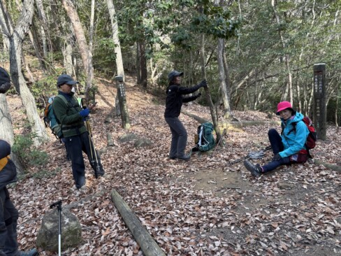 その名も「ひとやすみ峠」。下山は岩や急な所があり、緊張が続きます。ゴールまであと少しだけど、慎重に(>_<)