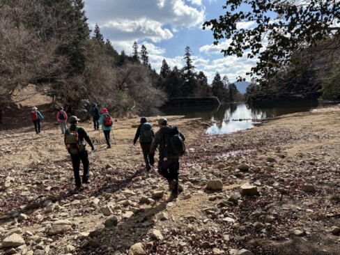 ダム湖のそばへ無事に下山。お疲れさまでした。