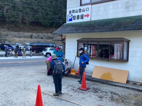 高速をビュンビュン走って、千早赤坂村の駐車場に到着。