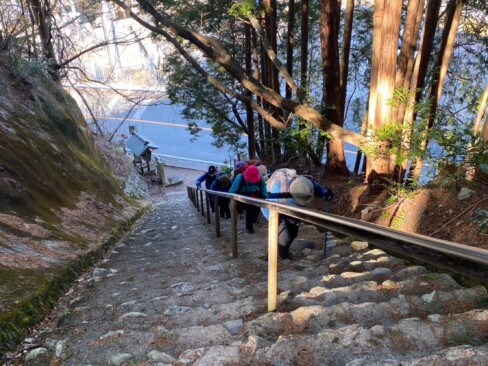 まずは、急な階段を上って千早城跡へ。