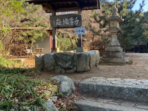 千早城は、かの有名な楠木正成が築城したそうな・・・階段の先は、広場になっています。