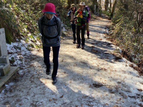 いい天気だけれど、登山道は凍てついています。