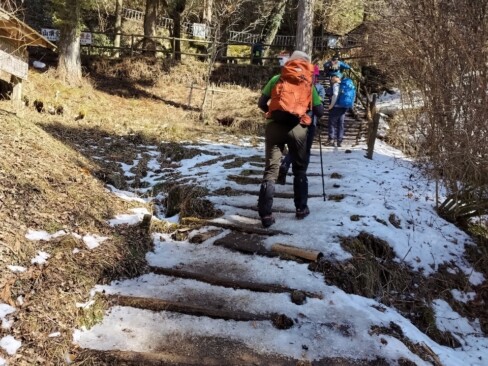 もう少しで山頂の広場です。ファイトーーーー!!